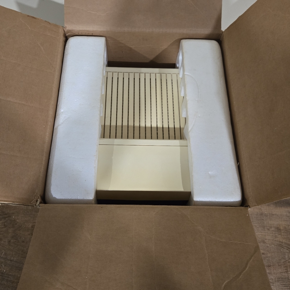 Apple iic Computer Monitor (Model A2M4090) - Picture 3 of 9